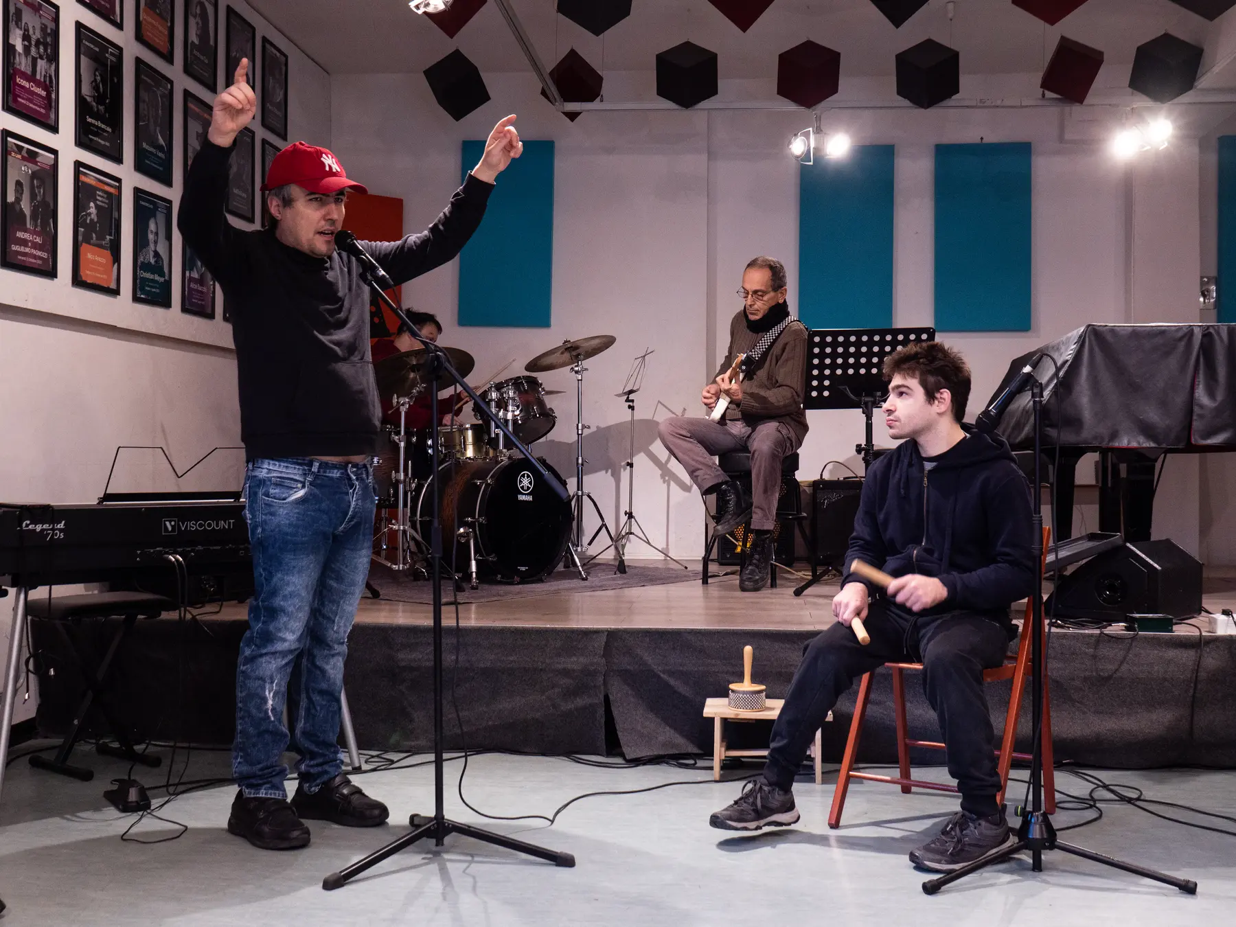 Un laboratorio musicale del Progetto Nausica, con operatore, musicisti e un partecipante