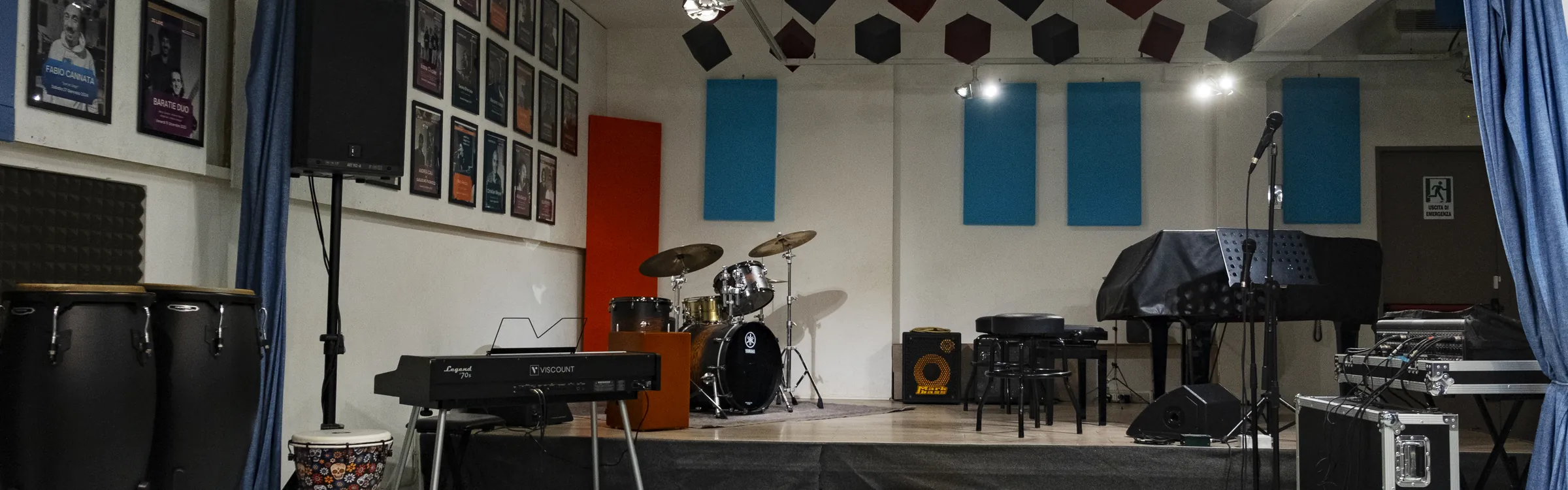 Il Piccolo Auditorium Marco Tamburini, con il palco allestito con batteria, pianoforte e percussioni
