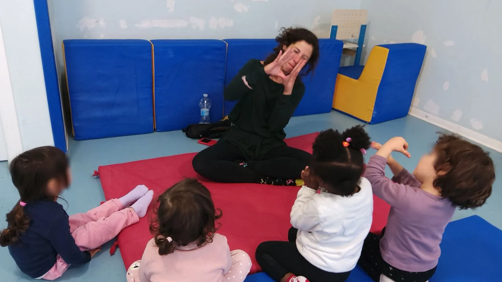 Stefania Alterio Lasalvia gioca con voce e gesti insieme a un gruppo di bambini